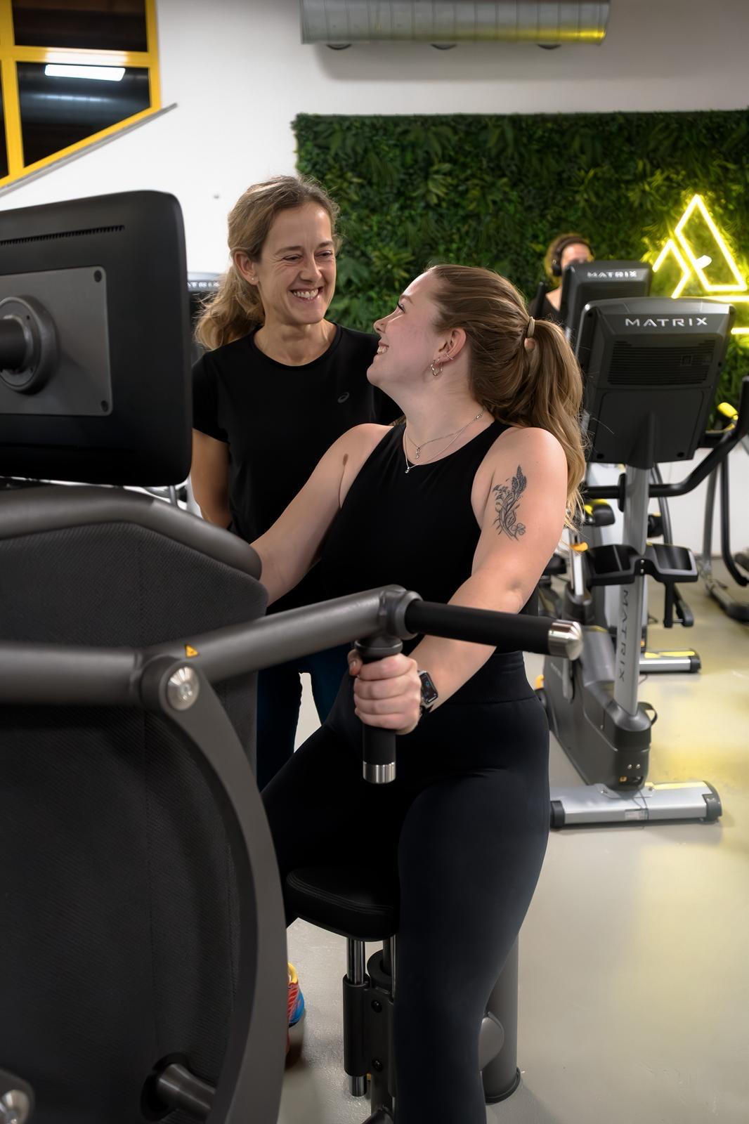 Trainerin und Mitglied beim Training
